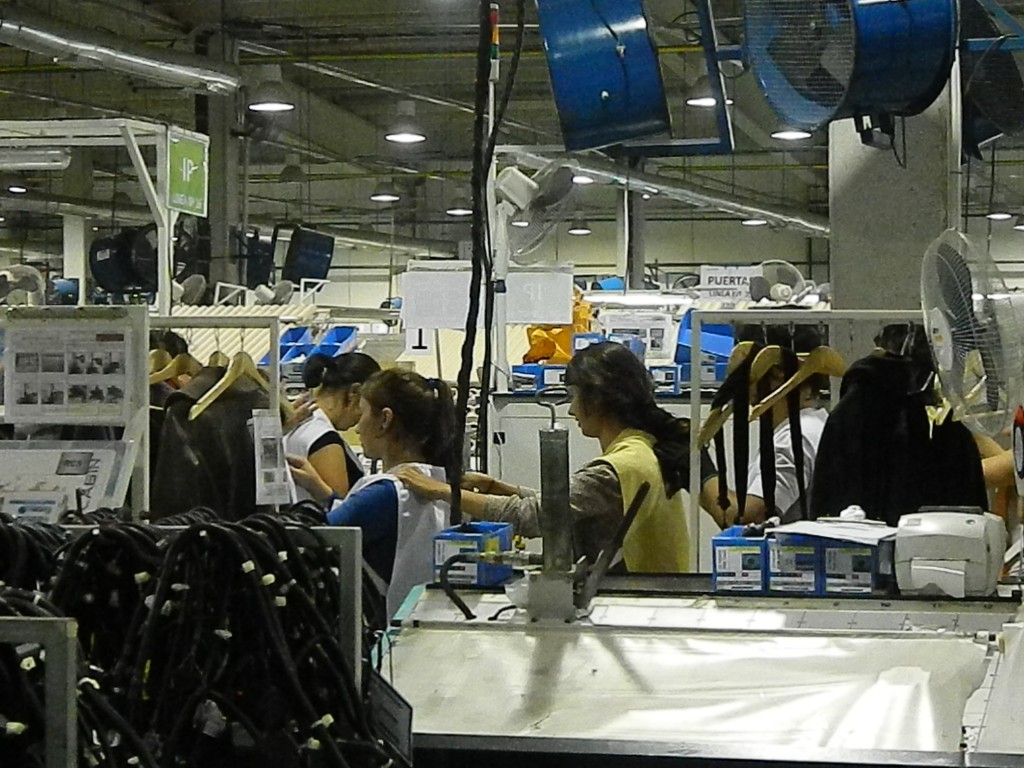 La imagen muestra parte del sistema de ensamblaje de la planta de Yazaki. La imagen fue captada durante una recorrida realizada en noviembre de 2012 por el intendente Marcos Carámbula por las instalaciones de la fábrica.  Foto: Archivo HOY CANELONES.