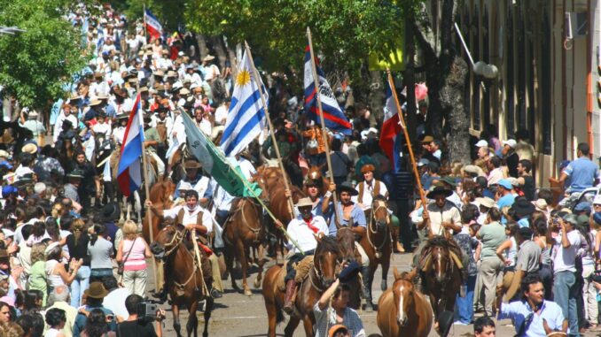 Despliegue de caballerías en desfile del Festival de la Patria Gaucha en Tacuarembó.