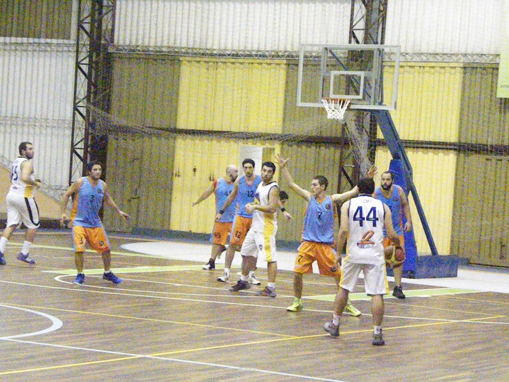 Santa Lucía y San Jacinto siguen liderando las zonas en el básquetbol local.