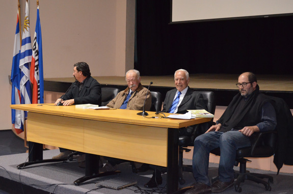 El panel encargado de la presentación. De izquierda a derecha: Tabaré Costa, Julio Britos, Gerardo Molina y Martín Bentancor.