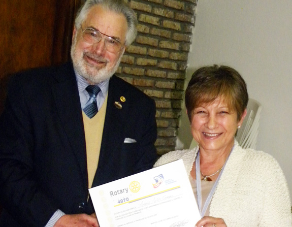 Mario Bertolotti hizo entrega del reconocimiento a Ángela ‘Charito’ Ávila.
