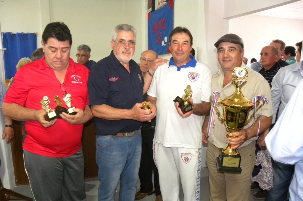 Canelones obtuvo el tercer lugar compartido con Río Negro, Miguel Muniz, presidente de Liga Regional Sur; Mario Rodríguez, presidente de Liga Santa Lucía, Miguel Silva jugador y Alfredo Martínez, director técnico.