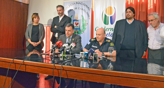 Autoridades departamentales y de la Jefatura de Policía de Canelones durante la conferencia de prensa, ofrecida ayer en el Municipio de Las Piedras.